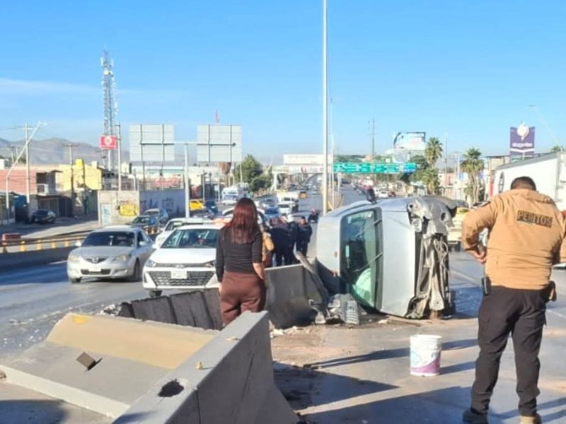 Hombre choca en puente vehicular