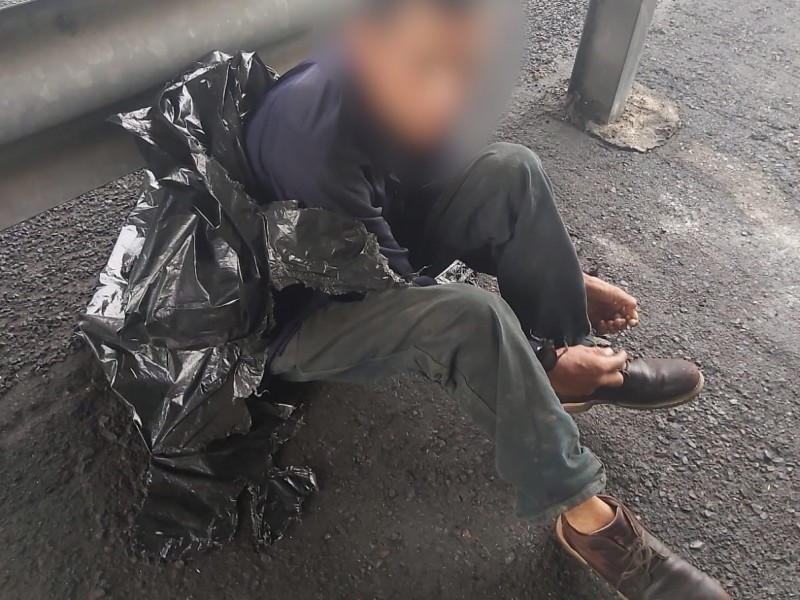 Hombre cubierto por bolsas en carretera Xalapa-Veracruz causó alarma