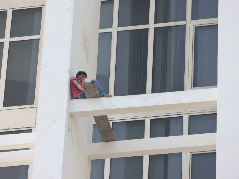 Hombre en estado alterado moviliza rescate en Torre de Pemex