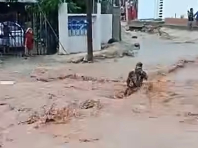 Hombre es arrastrado por arroyo en Cabo San Lucas
