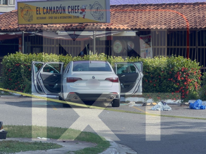 Hombre es asesinado en estacionamiento de Ixtapa
