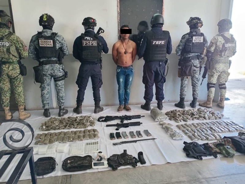 Hombre es detenido con armamento y dosis de droga en Pénjamo