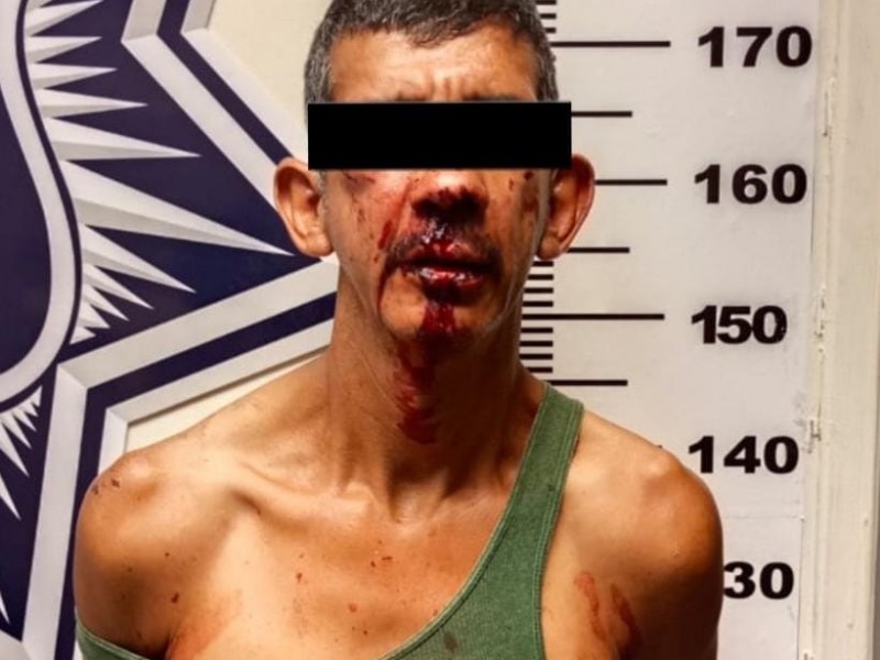 Hombre es detenido por amenazar a personas con hacha