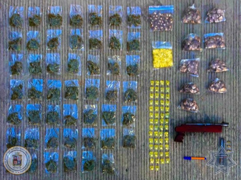 Hombre es detenido por posesión de droga y arma larga hechiza