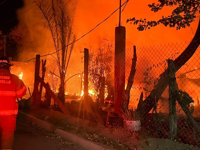 Hombre joven muere en incendio de casa