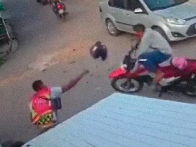 Hombre lanza un casco a un ladrón y evita robo