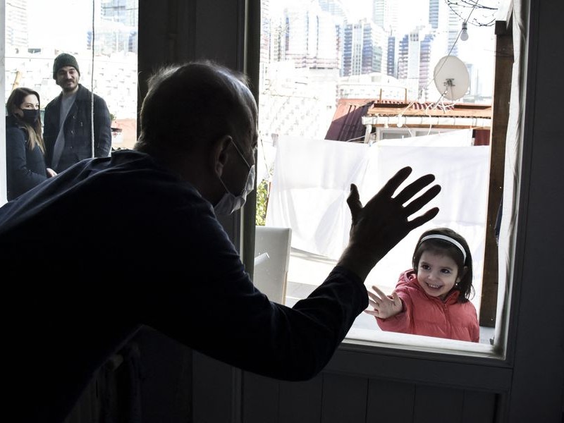 Hombre lleva 14 meses seguidos dando positivo a Covid-19