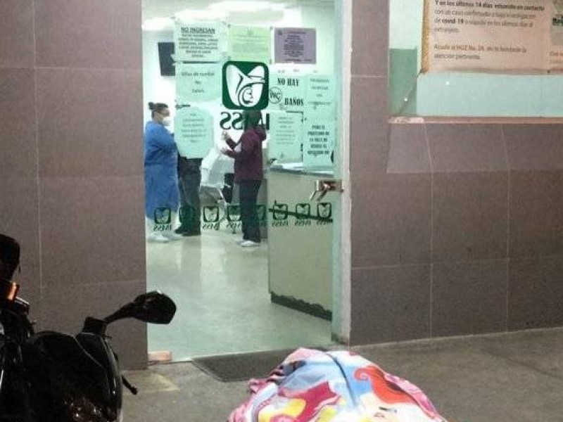 Hombre muere en la puerta de un hospital; IMSS investiga