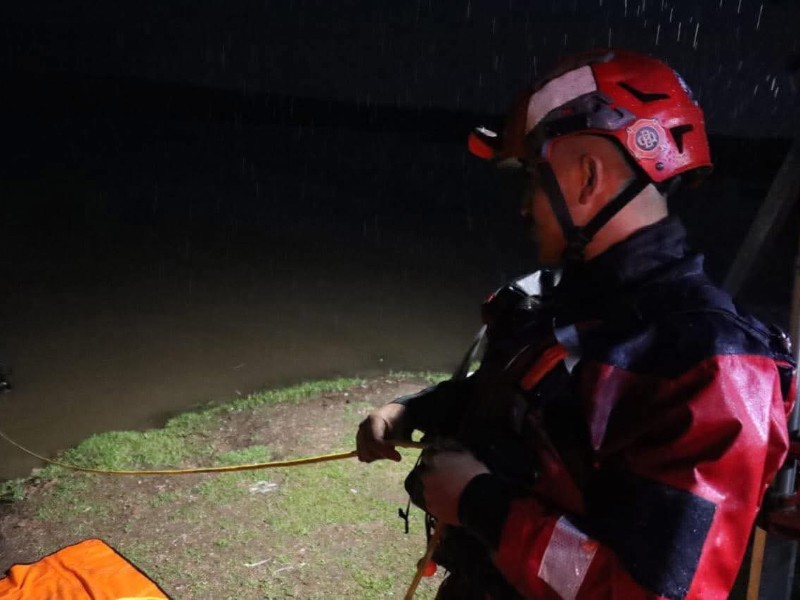 Hombre muere frente a su familia tras ingresar a presa ebrio