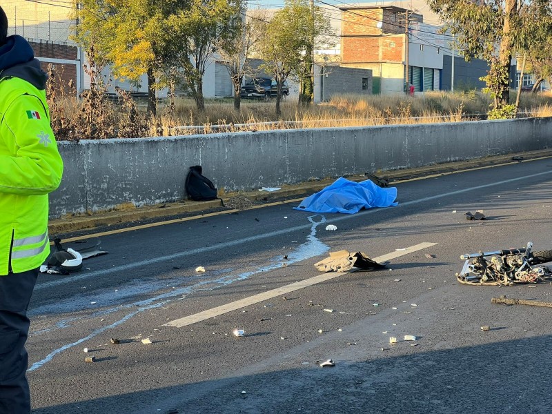 Hombre muere tras derrapar su moto y ser embestido