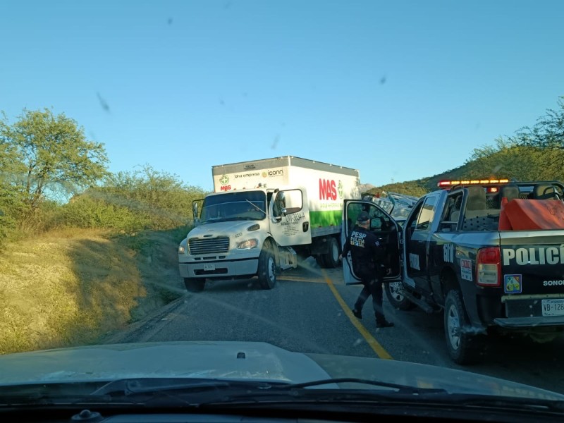 Hombre prensado en accidente carretero