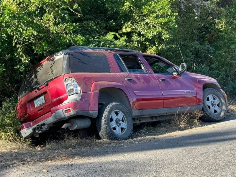 Hombre presuntamente ebrio casi vuelca su vehículo en Ixtapa