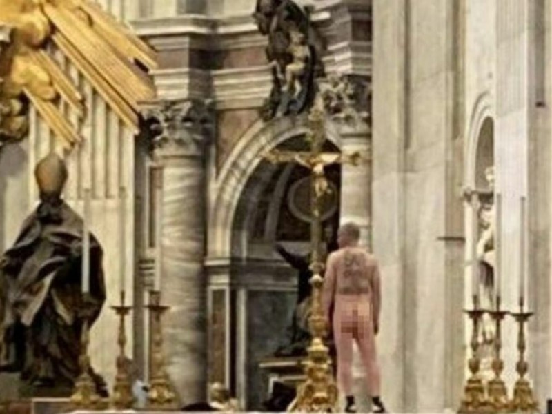 Hombre protestó desnudo en Basílica de San Pedro