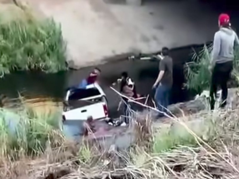 Hombre rescata a dos menores tras volcadura en dren, Juan José Ríos