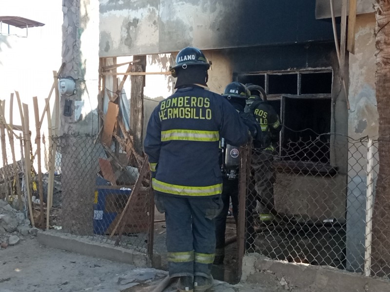 Hombre resulta intoxicado en incendio de su casa