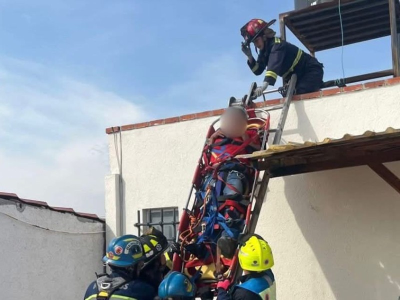 Hombre resulta lesionado tras caer mientras limpiaba su tinaco en Jurica Pueblo