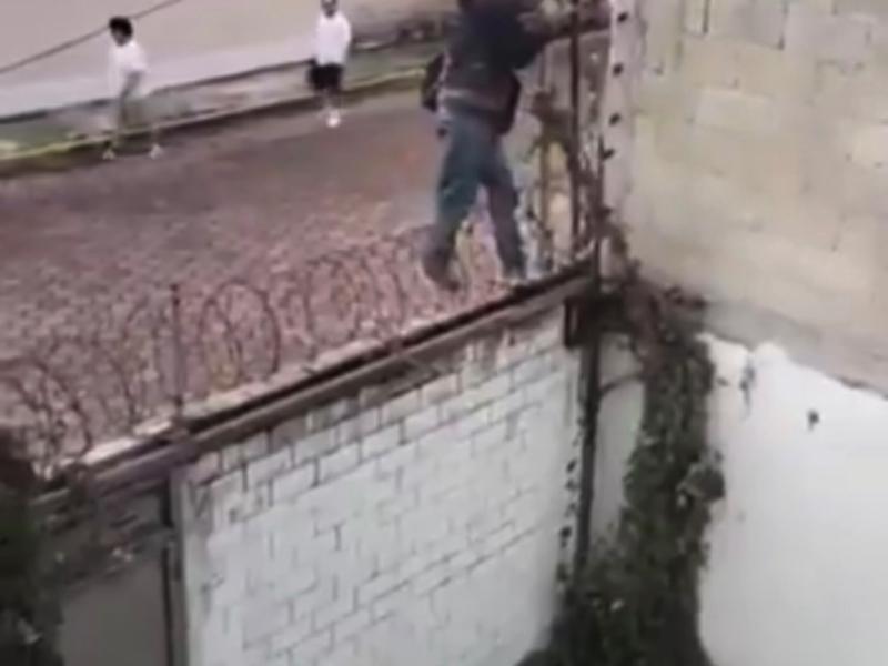 Hombre salta barda de vivienda y alerta a vecinos poblanos