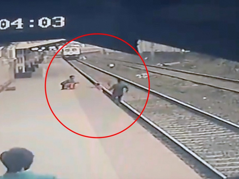 Hombre salva a menor de ser arrollado por un tren