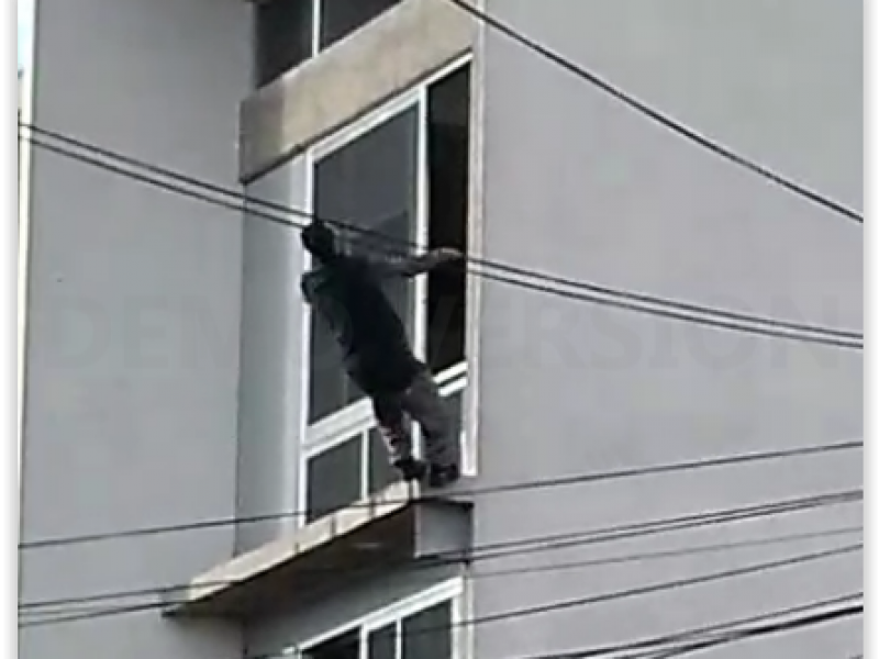 Hombre se arroja desde el tercer piso de un edificio