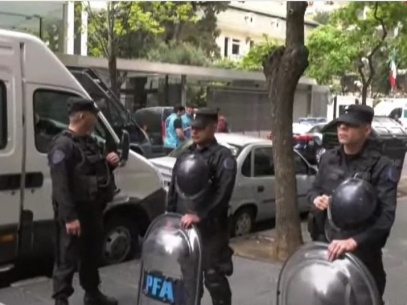 Hombre se atrinchera en embajada de México en Argentina