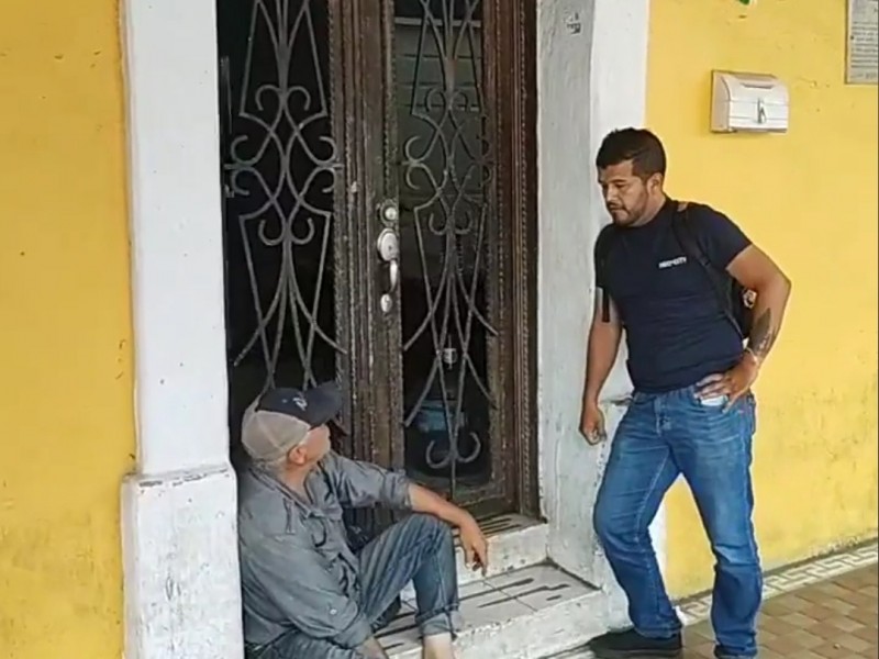 Hombre se encadena a puertas de Palacio Municipal en Ixtlán