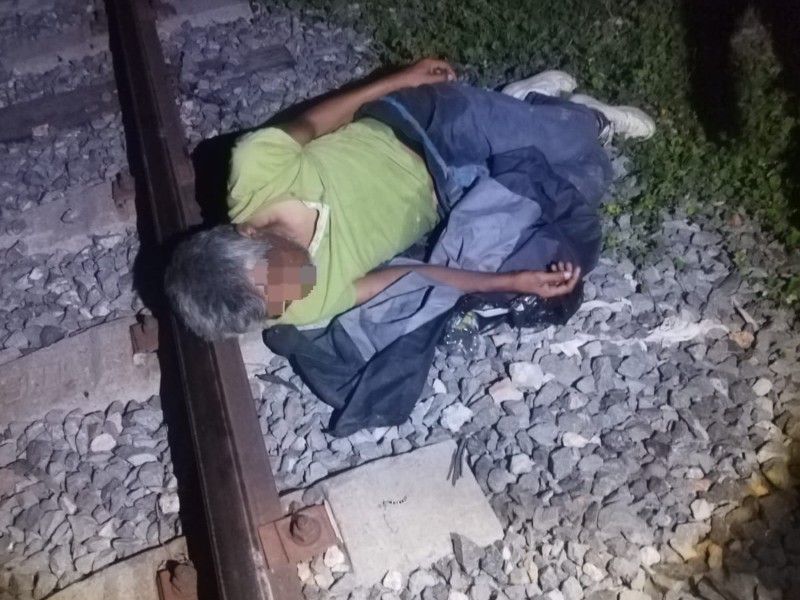 Hombre se queda dormido en las vías del tren