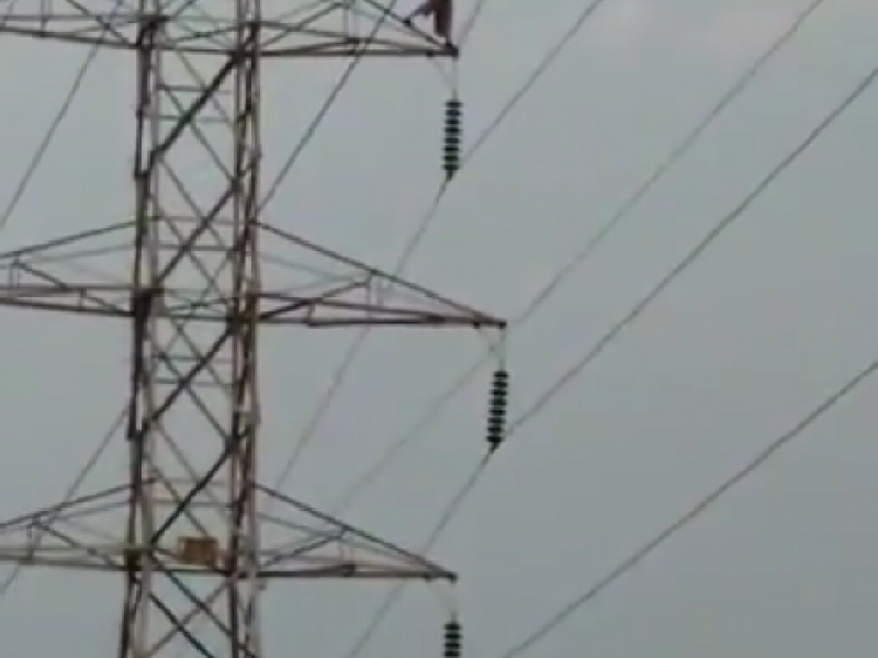 Hombre se quita la vida en torre de energía