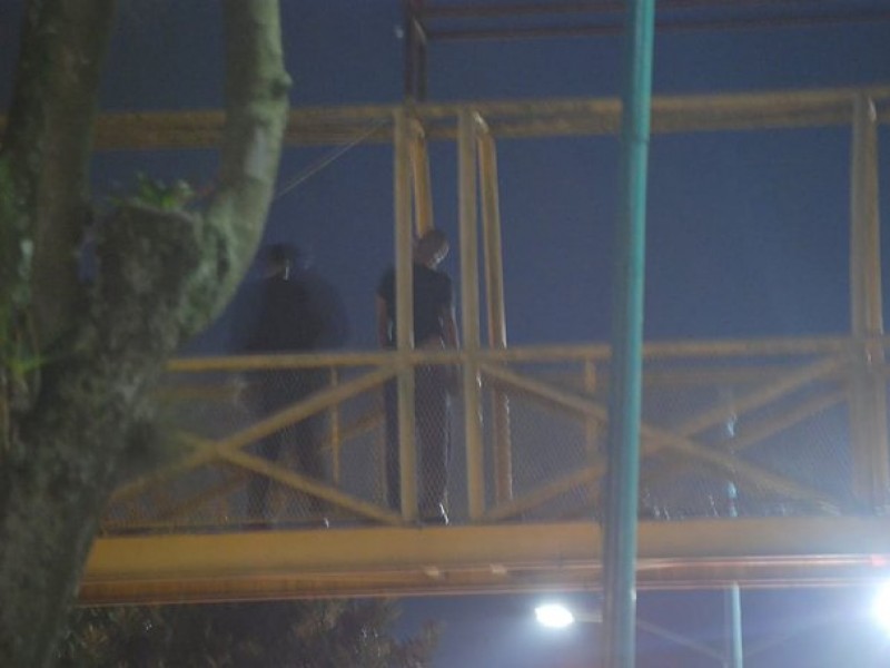 Hombre se suicida en puente peatonal de Xalapa