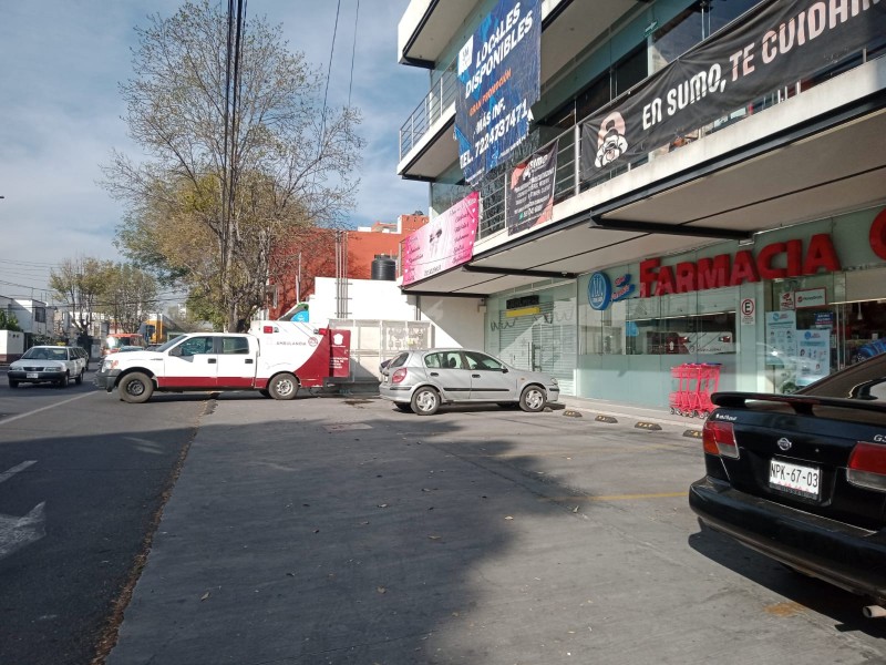 Hombre sin vida en estacionamiento en Toluca