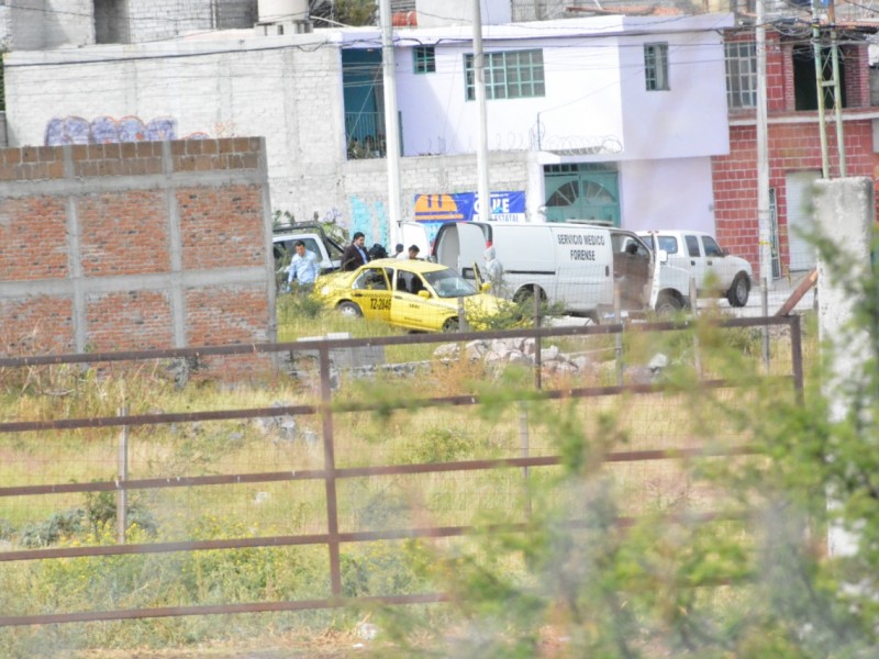 Hombre sin vida en taxi robado