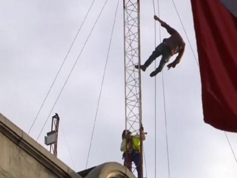 Hombre sube a antena en la CDMX