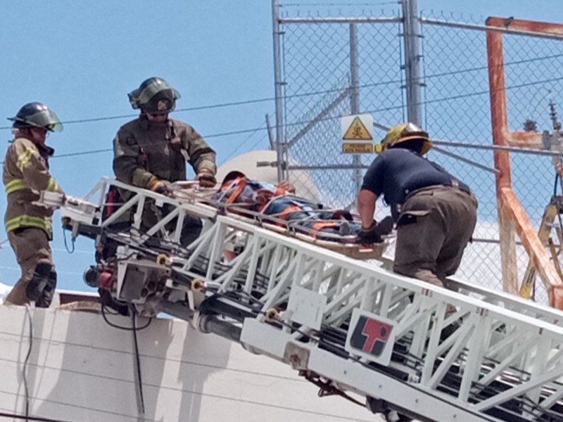 Hombre sufre golpe de calor al estar trabajando