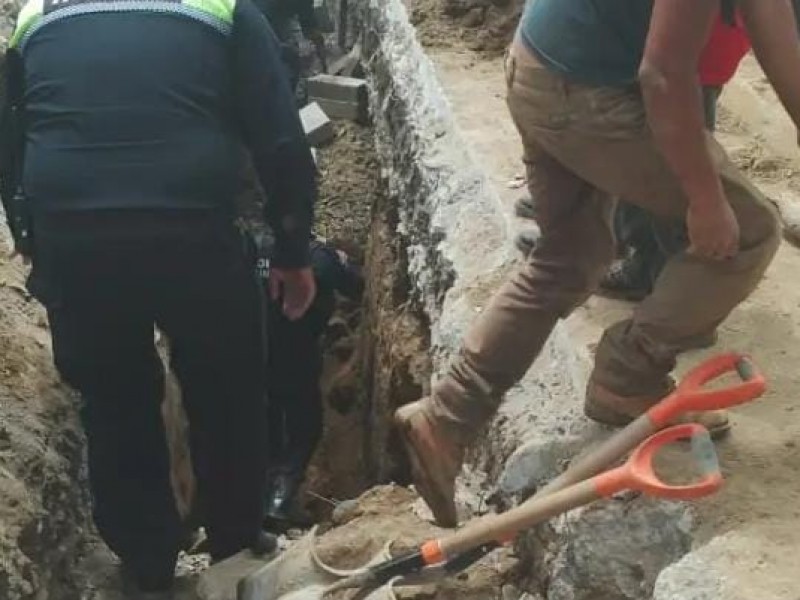 Hombre termina enterrado por alud de tierra