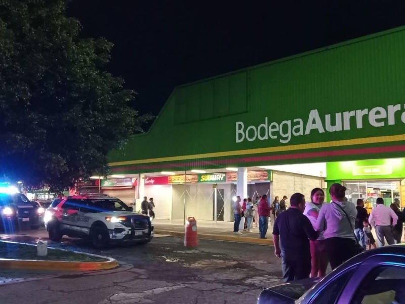 Hombres armados asaltan Bodega Aurrerá de Xilotzingo