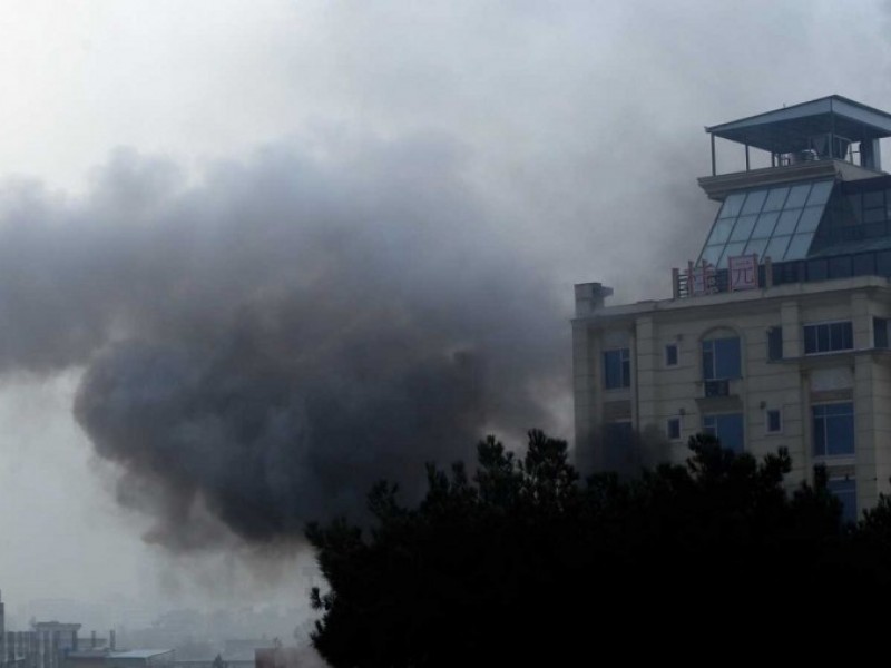 Hombres armados atacan hotel de Kabul; hay 3 muertos