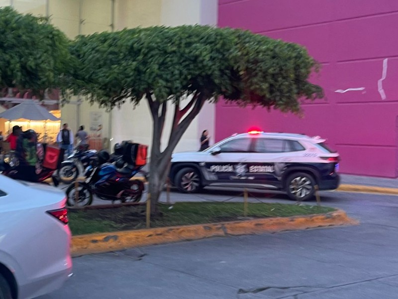 Hombres armados roban joyería de Plaza El Paseo