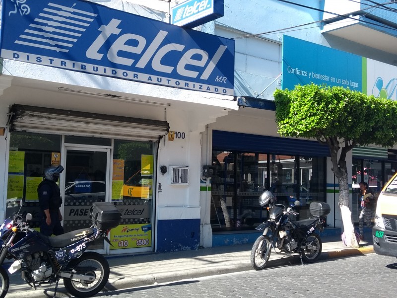 Hombres armados vacían negocio de celulares