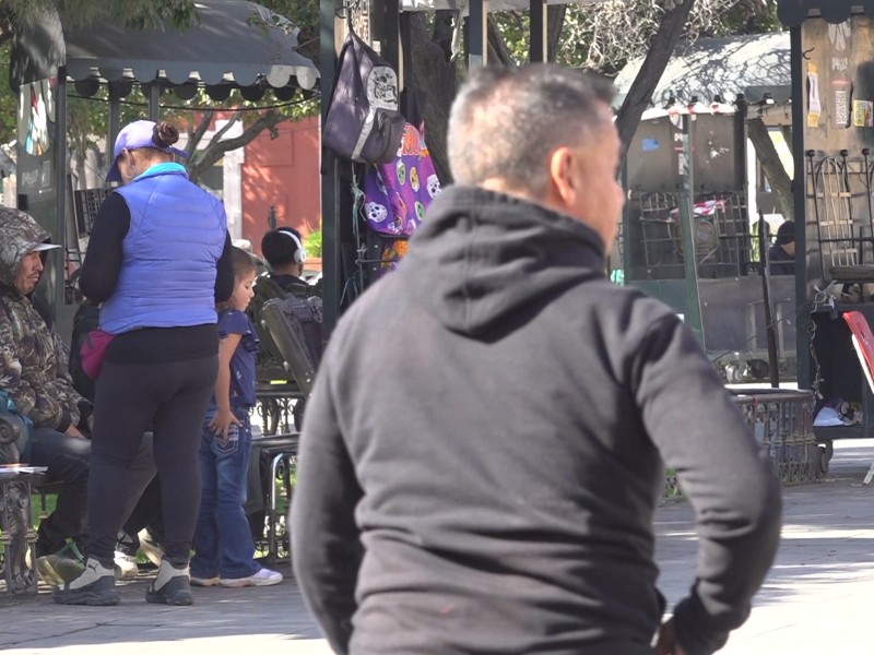 Hombres enfrentan presión creciente y buscan apoyo ante cambios sociales.