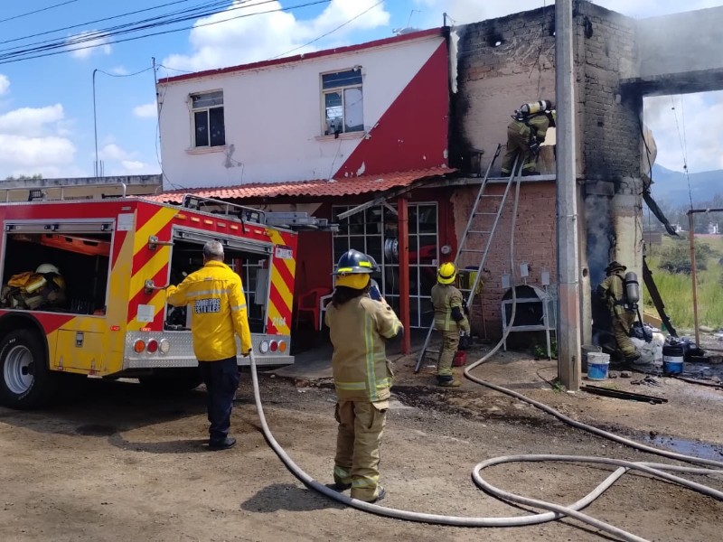 Hombres incendia una casa y se da a la fuga