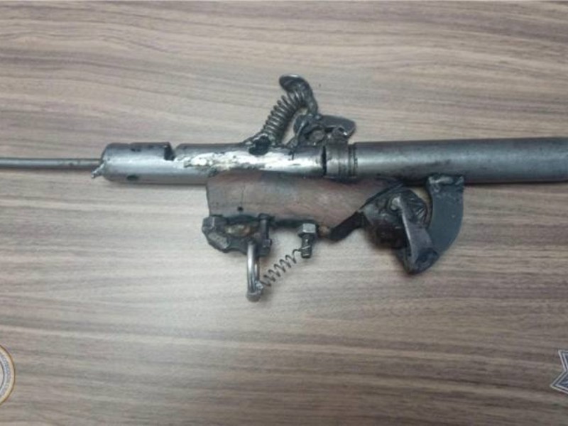 Hombres son detenidos por posesión de un arma de fuego