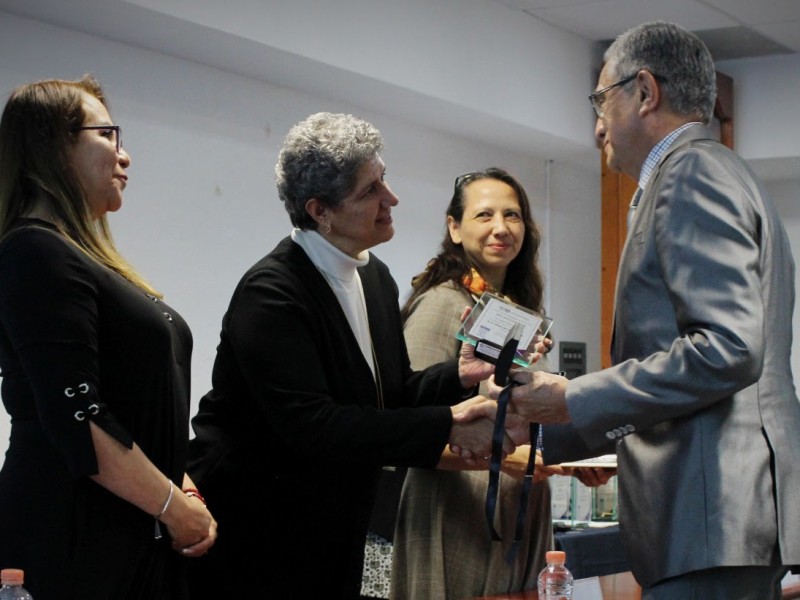 Homenaje a docentes y administrativos de la UAQ