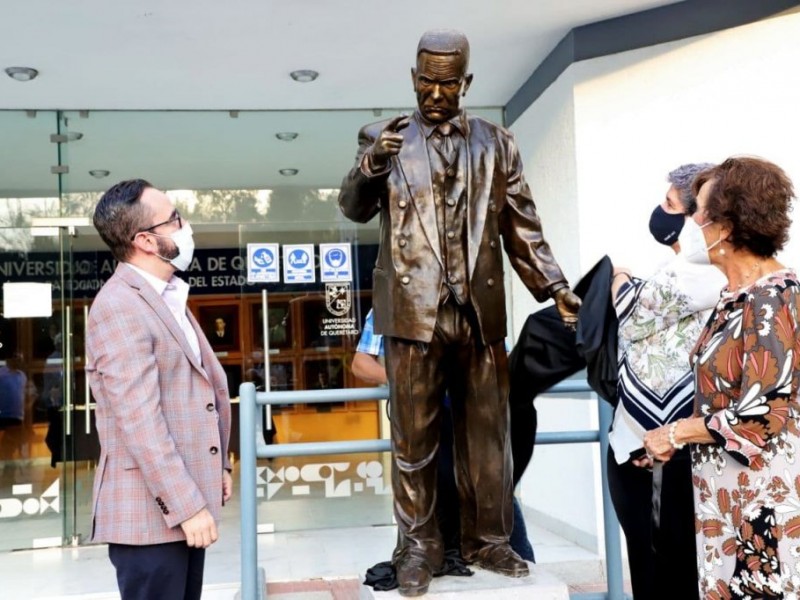 Homenaje al primer rector de la UAQ