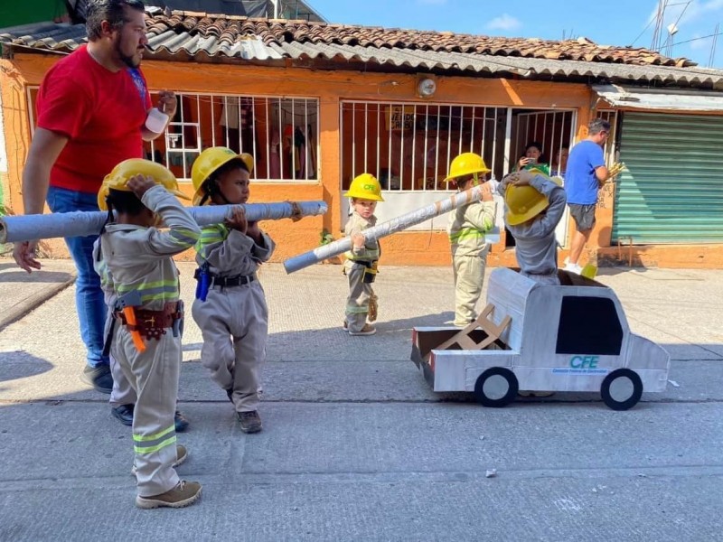 Homenajean a empleados de CFE en desfile de Chilpancingo
