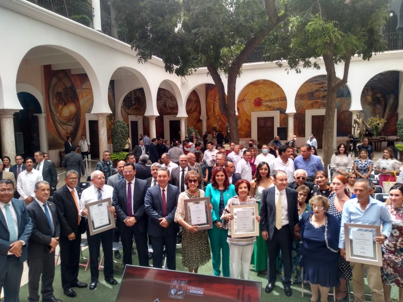 Homenajean a maestras por más de 60 años de servicio