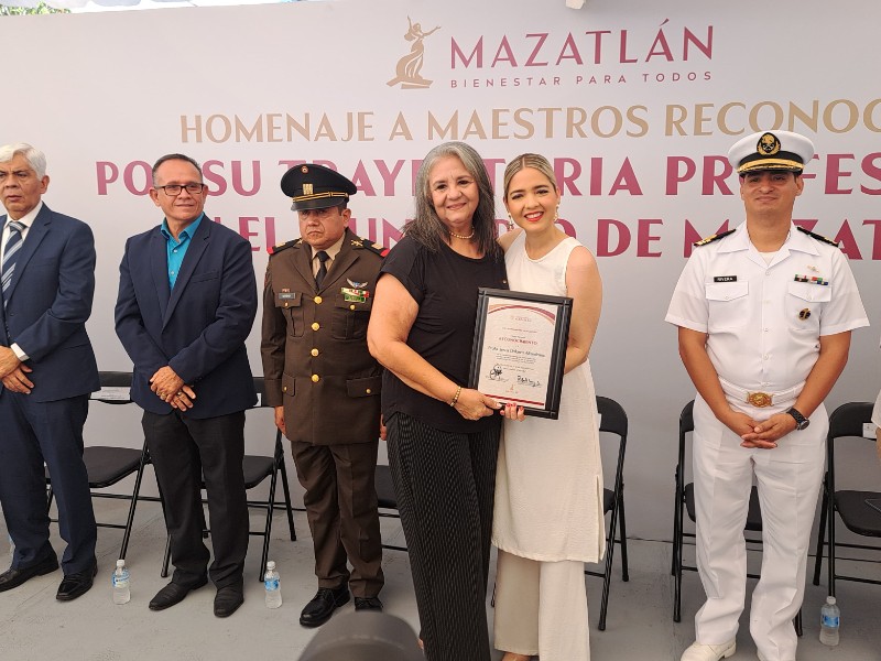 Homenajean a maestros en su día en Mazatlán