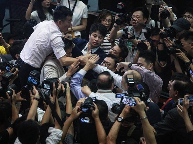 Hong Kong: Cuatro heridos tras trifulca en parlamento