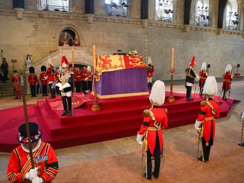 Horas de espera para despedirse de la Reina Isabel II