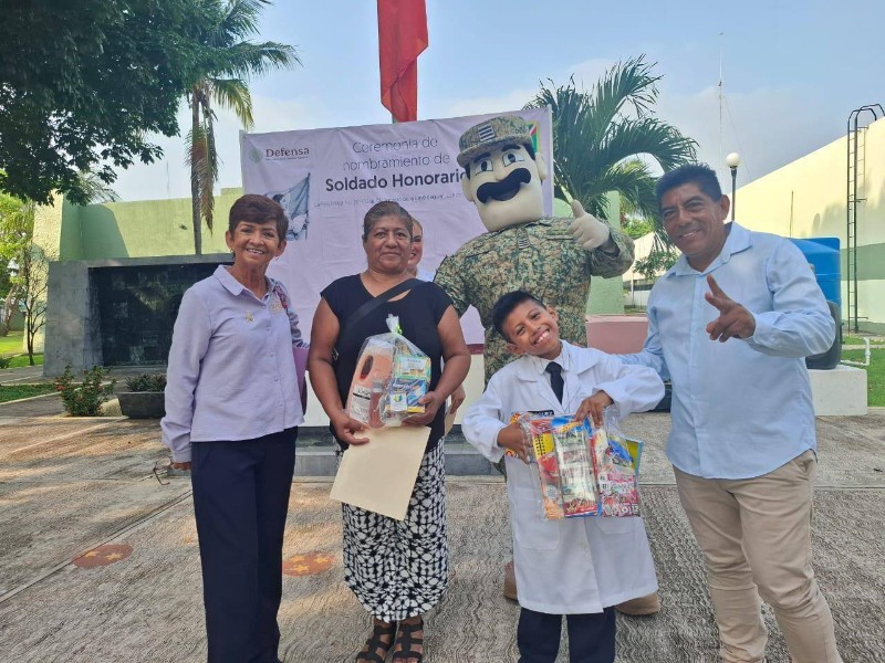 Hospital Militar reconoce a niño veracruzano como soldado honorario
