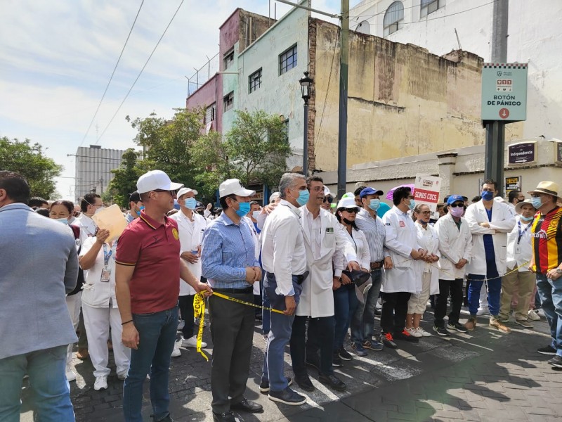 Hospitales y preparatorias participan en megamarcha de UdeG