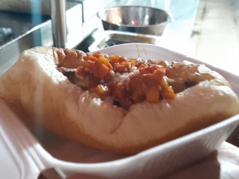 Hot dog con carne al pastor, explosión de sabor nocturno irresistible